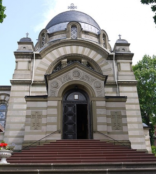 700x450-crop-90-eingang_zur_kirche.jpg