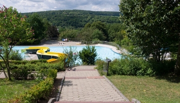 700x450-crop-90-rutsche_im_kleinen_schwimmbecken.jpg