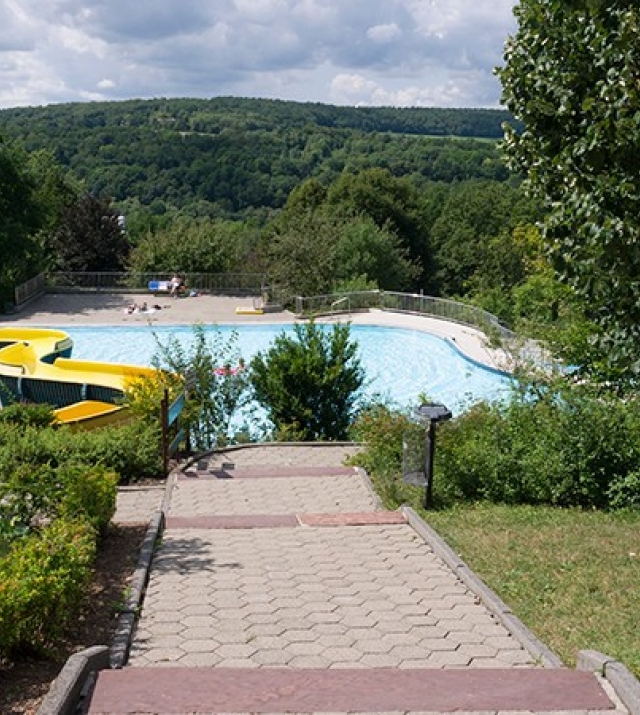 700x450-crop-90-rutsche_im_kleinen_schwimmbecken.jpg