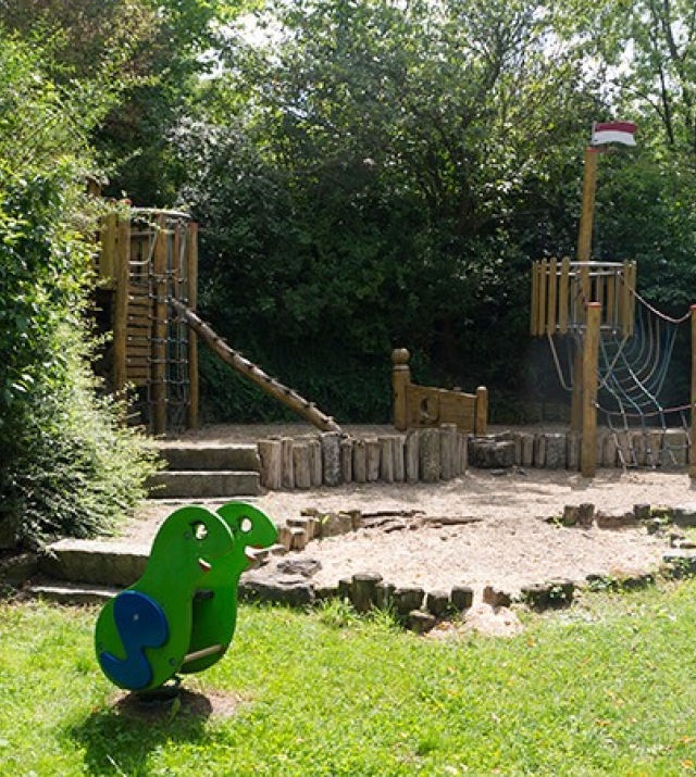 700x450-crop-90-spielplatz_im_schwimmbad.jpg