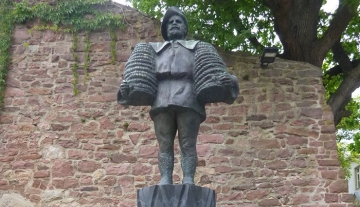 700x450-crop-90-stadtmauer_peter_heil_statue.jpg