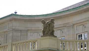 700x450-toheight-90-statuen_auf_dem_regentenbau.jpg