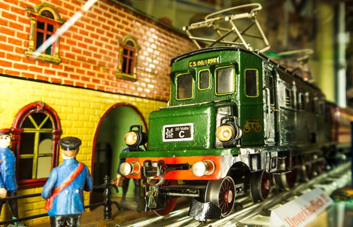 historische Eisenbahnen, so spielte man vor 100 Jahren !