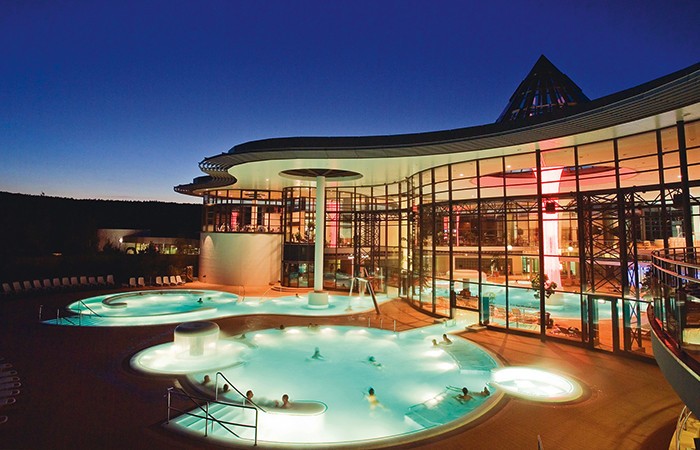 KissSalis Therme bei Nacht